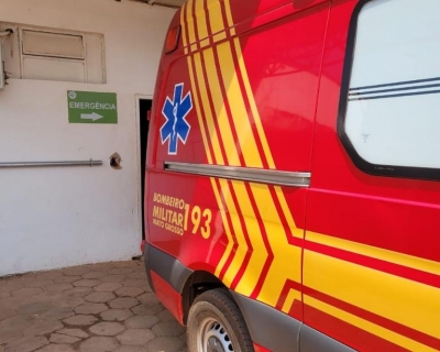 Corpo de Bombeiros socorre vtima de acidente de trnsito envolvendo carreta e carro de passeio