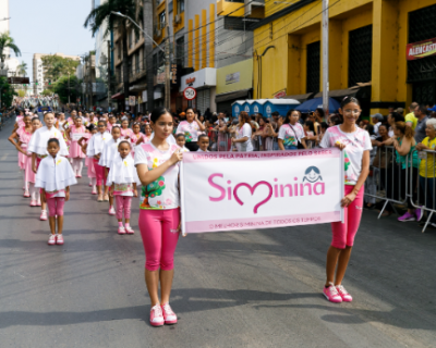 Simininas encantam com Aquarela e fanfarras agitam o pblico no desfile cvico