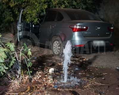 Carro e moto colidem em cruzamento e veculo invade residncia em Rondonpolis