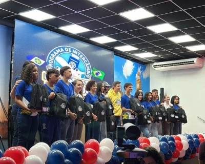 Cerimnia na Seduc marca pr-embarque dos estudantes que vo vivenciar intercmbio na Inglaterra
