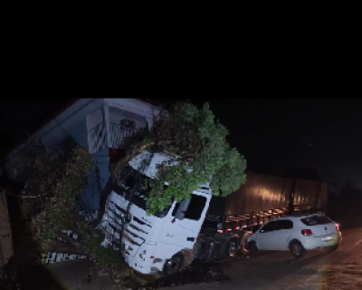 Carreta desgovernada atinge carro e rvore em Jaciara