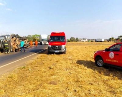 Corpo de Bombeiros atende ocorrncia de capotamento de carreta carregada com pluma de algodo