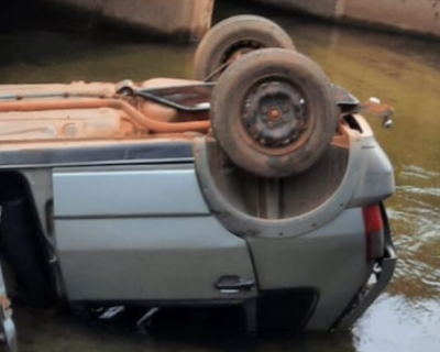 Mulher morre e quatro ficam feridos aps carro cair de ponte