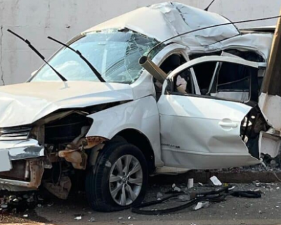 Jovens ficam gravemente feridos em coliso contra poste em Sorriso