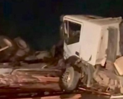 Coliso entre carretas e carro deixa um morto e dois feridos na BR-163