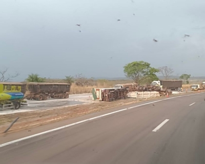 Motorista morre em acidente com carreta na BR-364 