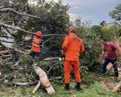 Temporal causa estragos em Juara e mobiliza equipe do Corpo de Bombeiros