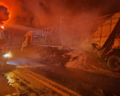 Corpo de Bombeiros combate incndio em carga de soja transportada por carreta