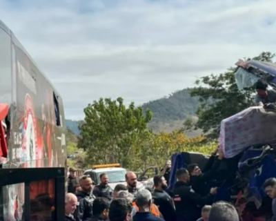 �nibus da dupla C�sar Menotti & Fabiano se envolve em acidente com carreta na BR-262, na Zona da Mata