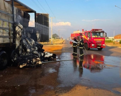 Corpo de Bombeiros combate incndio em fardos de algodo transportados por carreta