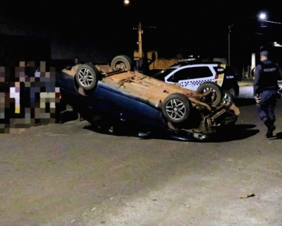 Coliso com caminhonete estacionada termina em capotamento em Pontes e Lacerda