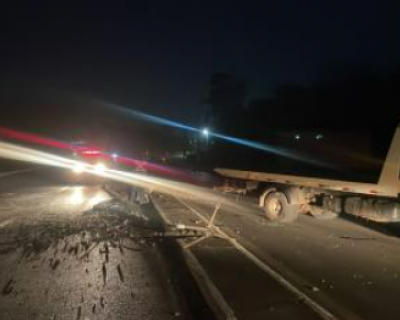 Motorista foge aps capotar Jeep e derrubar poste em Vrzea Grande