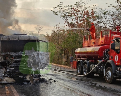 Carretas colidem e carga de madeira pega fogo na BR-364