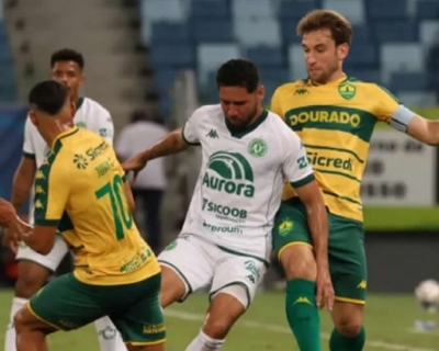 Cuiab decide nos minutos finais, derrota a Chapecoense e se aproxima do G-4  