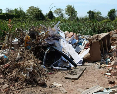 Motorista  flagrado descartando entulho em rea de preservao ambiental em Vrzea Grande