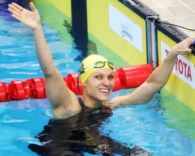 Carol Santiago conquista o tricampeonato mundial nos 100m costas em Singapura
