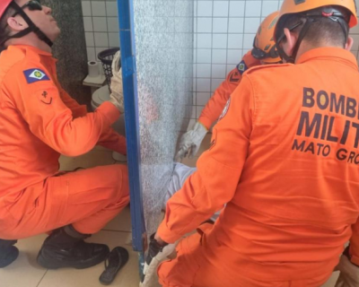 Bombeiros resgatam criana que ficou presa em banheiro de escola em Sinop