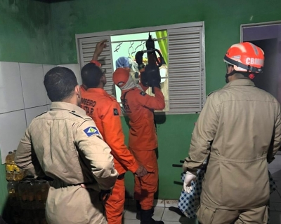 Bombeiros resgatam homem que ficou preso em janela de casa
