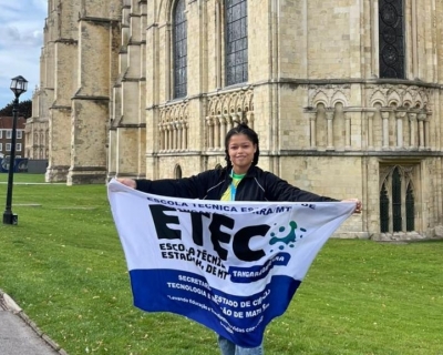 Aluna da ETEC Tangar da Serra leva bandeira de escola para Inglaterra e diz Me deu tantas oportunidades