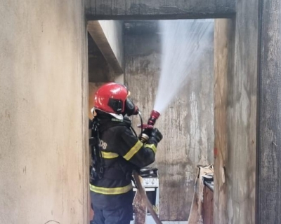 Bombeiros militares combatem incndio em residncia de Sinop