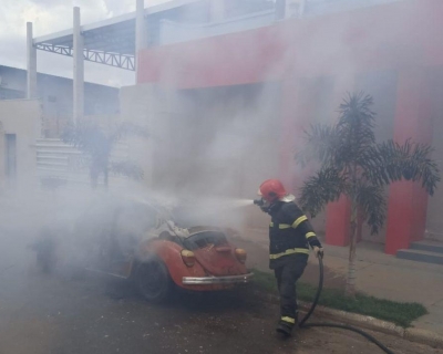 Corpo de Bombeiros combate incndio em fusca no centro de Campo Novo do Parecis