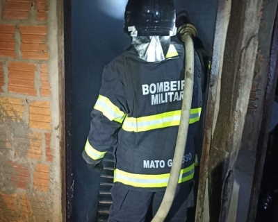 Corpo de Bombeiros combate dois incndios em residncias nesta segunda-feira (29)