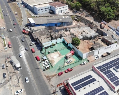 Bombeiros empregam mais de 80 mil litros de gua para extinguir incndio de grandes propores em madeireira
