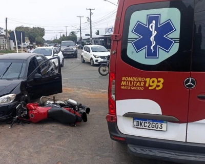 Corpo de Bombeiros socorre motociclista aps coliso em cruzamento