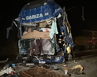 Coliso entre trs carretas deixa uma vtima fatal e outro ferido na BR-364 