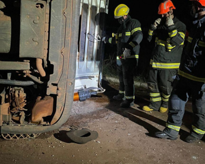 Bombeiros realizam desencarceramento de vtima e resgate de bois aps caminho tombar em rotatria
