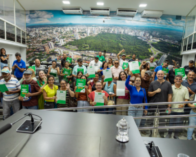 Prefeitura entrega 150 ttulos definitivos de propriedade a famlias cuiabanas
