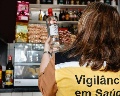 Vigilncia Sanitria alerta sobre riscos de bebidas clandestinas e orienta populao