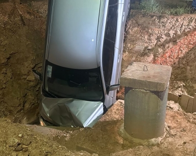 Motorista escapa ilesa aps carro cair em cratera de obra no CPA