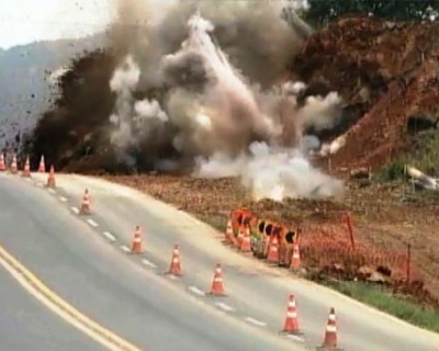Detonao de rocha bloqueia BR-364 nesta tera-feira (07)