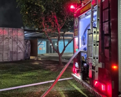 Corpo de Bombeiros controla princpio de incndio em biblioteca de continer