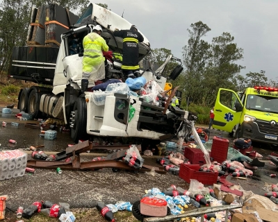 Coliso violenta entre carretas deixa rastro de destruio na BR-163 (Vdeo)