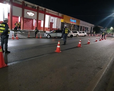 Doze condutores so presos e 36 veculos removidos em operaes Lei Seca em Cuiab