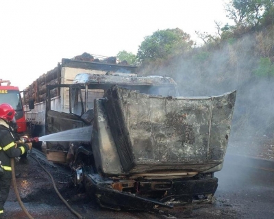 Corpo de Bombeiros Militar combate incndio em carreta que transportava madeira