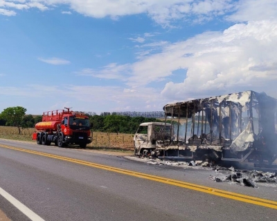 Corpo de Bombeiros combate incndio em caminho e em rea de vegetao
