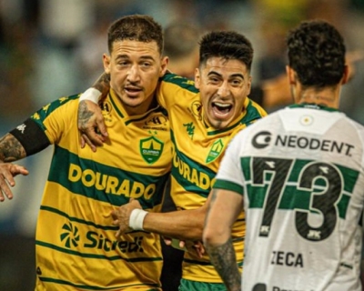 Mesmo com pnalti perdido, Cuiab derrota o Coritiba e continua firme na luta pelo acesso  