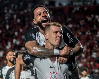 Corinthians marca no fim, vence o Vit�ria e respira fora da zona de rebaixamento  