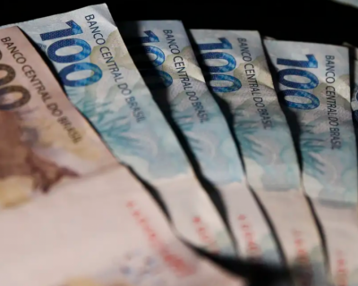 Pesquisa v empresrios ligeiramente confiantes com a economia