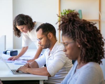 N�mero de brasileiros que procuram emprego h� mais de dois anos recua 17,8% e atinge menor patamar em uma d�cada, diz IBGE