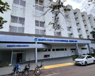 Gestante em surto invade descarte, lan�a sangue em t�cnica e paralisa atendimento na Santa Casa Rondon�polis