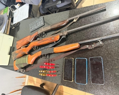 Pol�cia Militar e Sema prendem tr�s homens com espingardas em �rea de explora��o ilegal de madeira