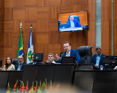 Max Russi homenageia profissionais que atuam no desenvolvimento e o cuidado com a popula��o