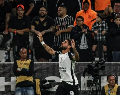 Yuri e Memphis brilham, Corinthians leva o Majestoso e encosta no S�o Paulo