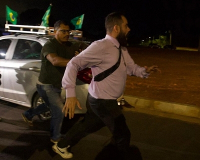 Tumulto encerra viglia pr-Bolsonaro aps homem criticar ex-presidente