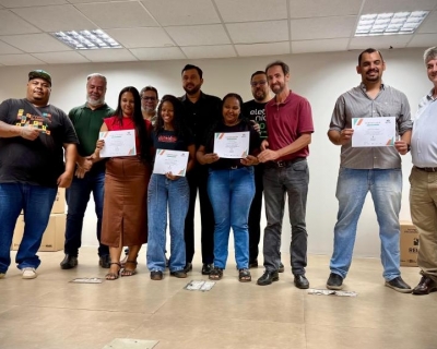 Programa Recytec forma mais de 40 alunos e doa 300 computadores restaurados para instituies beneficentes