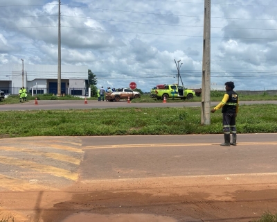 Colis�o entre utilit�rios � registrada na BR-163 ap�s carreta manobrar em retorno